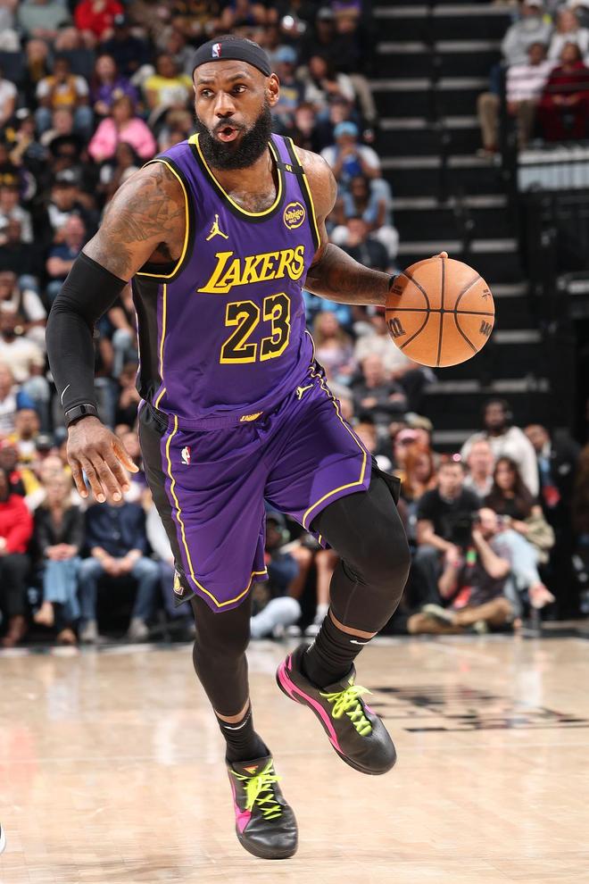 从风云突变亚特兰大今晨临场应变到克里夫兰骑士关键时刻止住颓势，詹姆斯连续十场比赛得分超过连败(海军从士兵突击开始笔趣阁)