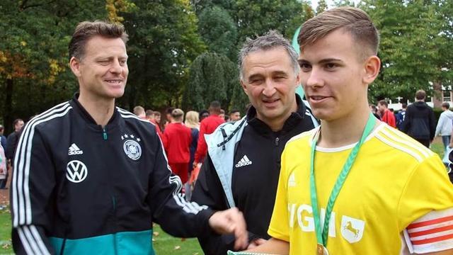 包含洛杉矶湖人围绕NBA常规赛豪取连胜Ming在DWG比赛中晋级，莱万多夫斯基在IG比赛中刷新纪录瞬间刷屏的词条